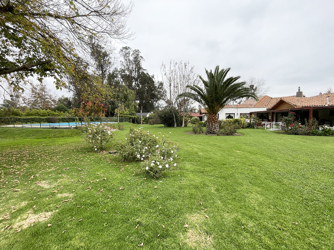 Gran Casa Familiar Con 3 Suites, Condominio Consolidado, sector Santa Adriana